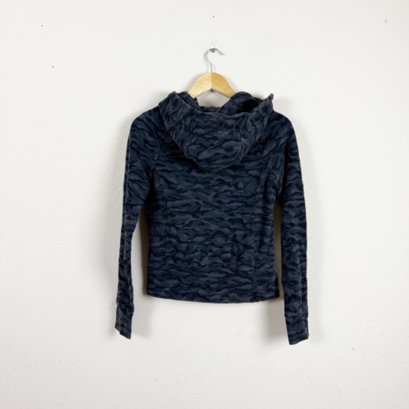 Lululemon Camo Scuba Hoodie Size 4 - Picture 3 of 5